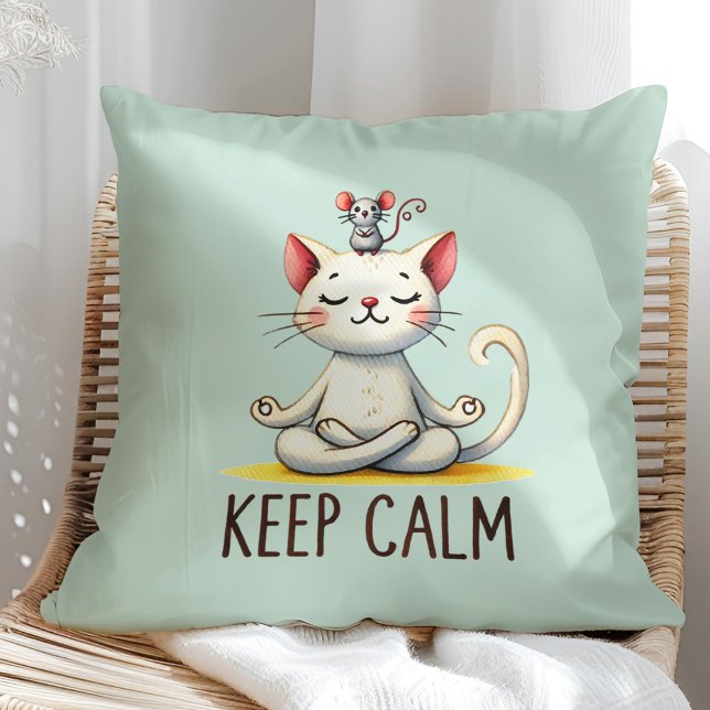 Almofada "Fique Calmo" Adolescentes Engraçados ("Keep Calm" Funny Cat Lovers Throw Pillow on a sunny boho rattan chair.)