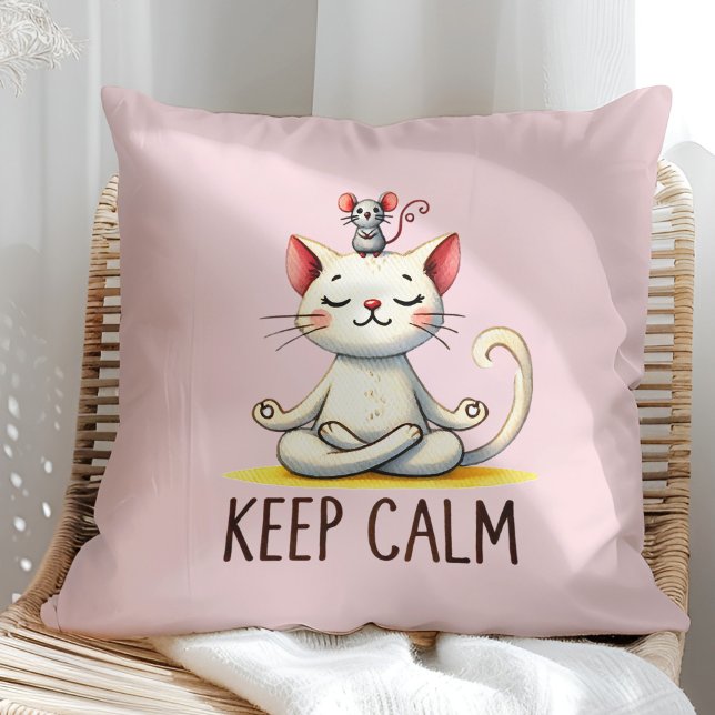 Almofada "Fique Calmo" Adolescentes Engraçados ("Keep Calm" Funny Cat Lovers Throw Pillow on a sunny boho rattan chair.)
