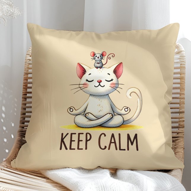 Almofada "Fique Calmo" Adolescentes Engraçados ("Keep Calm" Funny Cat Lovers Throw Pillow on a sunny boho rattan chair)