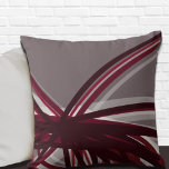 Almofada Fitas para Abstrato artístico cinza da<br><div class="desc">Cinza e travesseiro decorativo burgundy apresentam um design abstrato artístico moderno com tons de burgundy e cinzas com sotaque branco sobre fundo de cinza. Essa composição de abstrato é construída sobre combinações de fitas repetidas, que se sobrepõem e se entrelaçam para formar um interessante design artístico. As cinzas, os sotaques...</div>