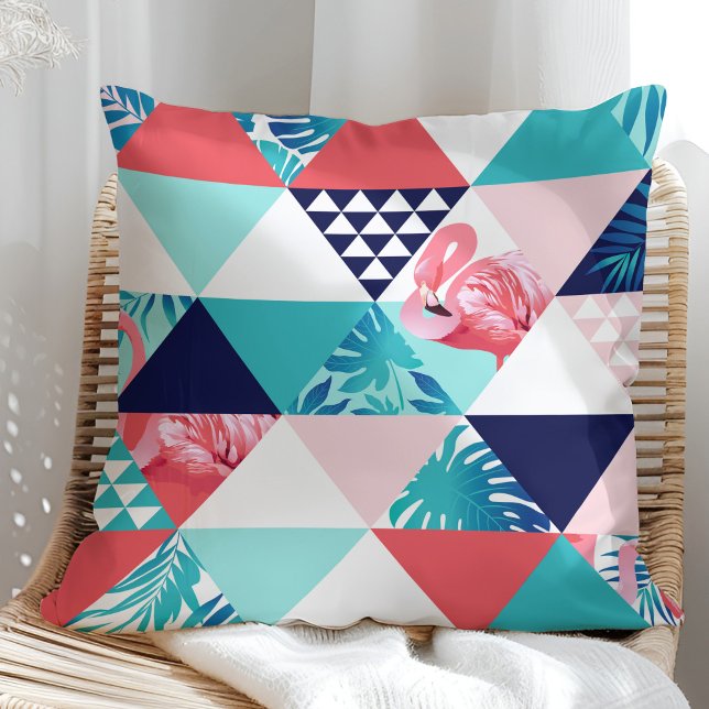 Almofada Flamingo Geométrico Moderno (Azul & Coral) (Modern Tropical Leaves with Pink Flamingo Pillow in a sunny rattan armchair.)