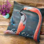 Almofada Flamingos rosa Fotografias Besties Script Bold Mod<br><div class="desc">Quem disse que flamingos não podem se divertir com seu amigo favorito? Relaxe neste travesseiro decorativo de fotografia colorida e atordoante de dois flamingos cor-de-rosa brincando. Faz um presente de excelente para o seu melhor amigo! Você pode personalizar facilmente este travesseiro decorativo e eu também ofereço personalização em qualquer produto....</div>