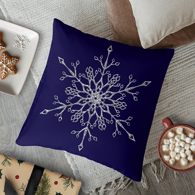 Almofada Floco de Neve Elegante Prata Brilhante Festa Azul  (Elegant Silver Glitter Holiday Snowflake Navy Blue Throw Pillow)