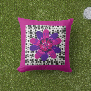 Almofada Flor em rosa e roxo em preto e branco