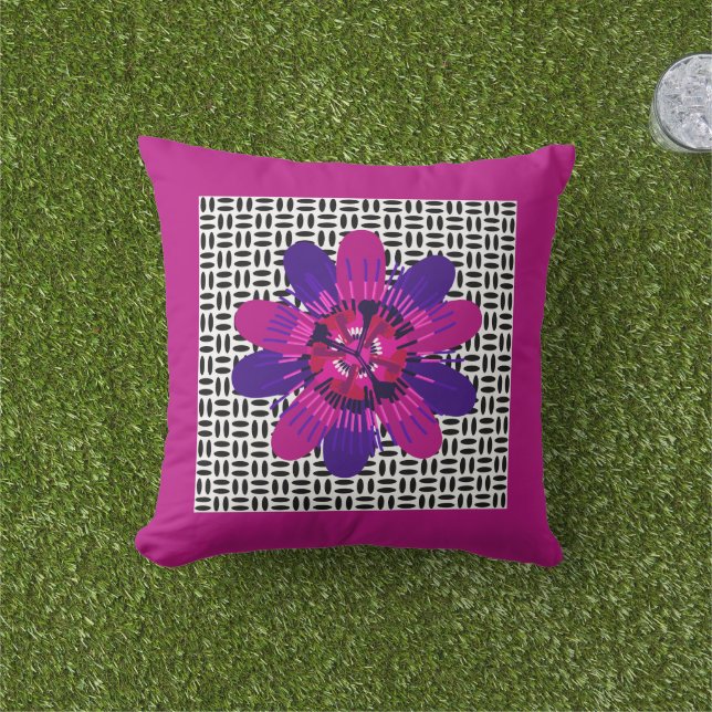 Almofada Flor em rosa e roxo em preto e branco (Grama)
