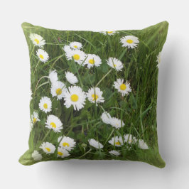 Almofada flor grande brilhante em frente ao fundo verde