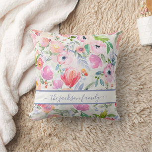 Almofada Florais branco rosa nome da família boho script