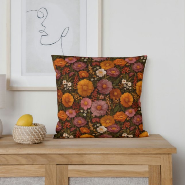 Almofada Florais de Outono em Laranja Queimada e Vermelho (Embrace the beauty of fall with this floral pillow. A rich mix of burnt orange and violet flowers.)