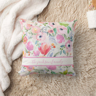 Almofada Florais em aquarela rosa com monograma em letra cu