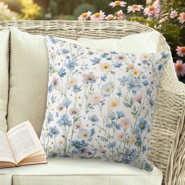 Almofada Floral Botânico Jardim de Campo Padrão (An elegant garden throw pillow, decorated with rustic wildflowers in a watercolor style)