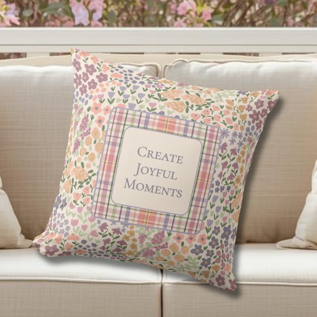 Almofada Floral e Xadrez Inspiradora com Remendo (Personalized Floral Plaid Throw Pillow – Create Joyful Moments Quote –  Inspirational Home Decor)