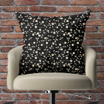 Almofada Floral Preto e Branco<br><div class="desc">Um belo padrão de flores brancas e vinhas a preto,  este travesseiro de sotaque vem em muitos tamanhos e materiais e é uma adição divertida ao seu decoro doméstico. CORRESPONDENTE a itens na nossa coleção.</div>