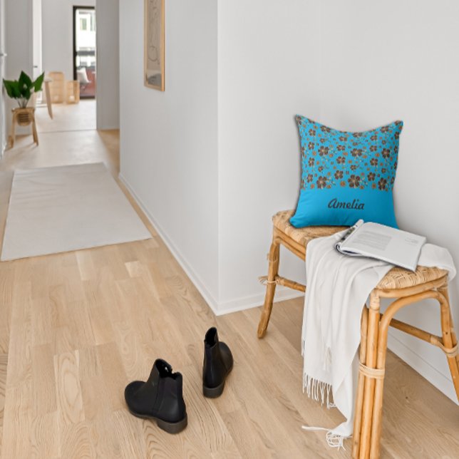 Almofada Flores castanhas-azuis-celestiais para nome domést (Criador carregado)