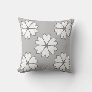 Almofada Flores de Coração Cinza e Branco Elegantes