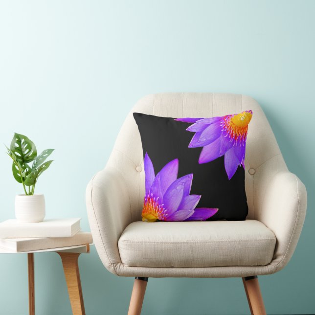 Almofada Flores de Lótus Violeta em Preto (Cadeira)