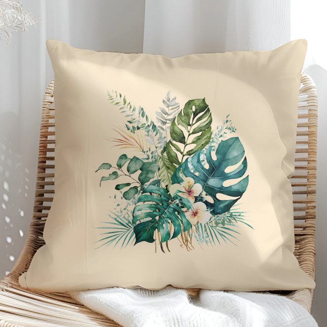 Almofada Flores e Folhas Tropicais Boho Verão (Boho Tropical Flowers and Leaves Summer Throw Pillow in a sunny rattan armchair.)