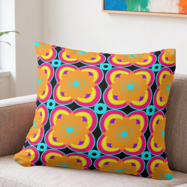 Almofada Flores E Formas Coloridas (Go big or go home. This retro flower pillow is all about bold color.)