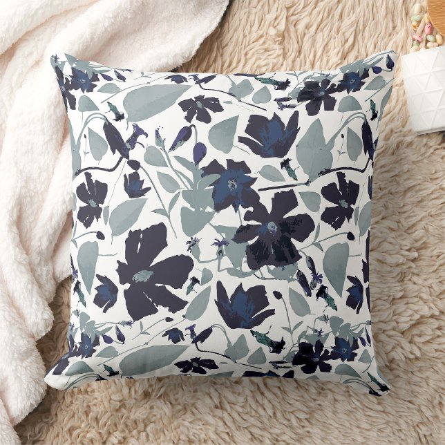 Almofada Flores Elegantes De Aquarelas Clematis Vine (Clematis Vine Elegant Watercolor Flowers Throw Pillow from Studio Posies. )