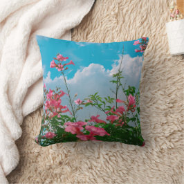Almofada Flores Rosa Sob Céu Azul com Nuvens - Natureza