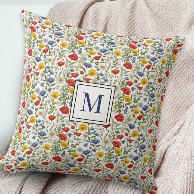 Almofada Flores Silvestres Padrão Floral Monograma (A monogrammed throw pillow with pretty wildflowers pattern in bright summer colors)