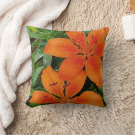 Almofada Flores vermelhas-laranja com folhas verdes