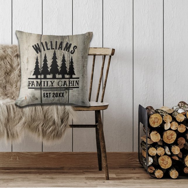 Almofada Floresta Rústica Nome Personalizado Cabine Família (Rustic Forest Personalized Family Cabin Name Est Throw Pillow)