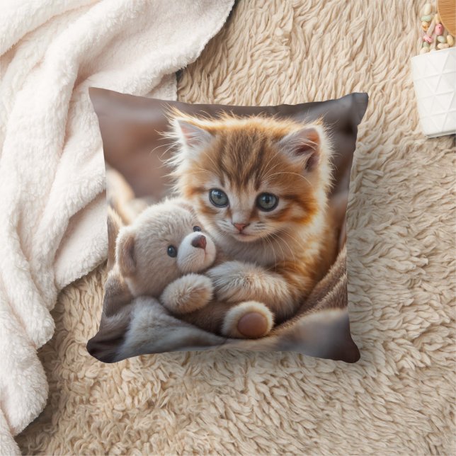 Almofada Fluffy red kitten playing with a tiny teddy bear,  (Cobertor)