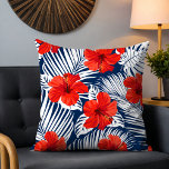 Almofada Folhagem Tropical Com Hibisco Floral Vermelho<br><div class="desc">Esta design apresenta folhagem tropical branca sobre fundo azul marinho com flores de hibisco vermelho vivo. #tropical #floral #flores #hibiscus #elegante #na moda #feminina #casa #decor #praia #botânico #cushions</div>