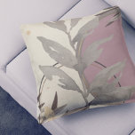 Almofada Folhas de Cinzas de marfim e de aquarela artística<br><div class="desc">O travesseiro decorativo na moda apresenta um design artístico abstrato num cor-de-rosa-rosa, cinza e paleta de cor creme empoeirado. Um desenho abstrato artístico apresenta uma folha de aquarela e uma composição circundante geométrica com tons de rosa poeirento e cinzas com sotaques negros e dourados sobre fundo de marfim cremoso. Essa...</div>