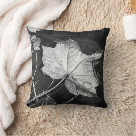 Almofada Folhas de outono em um Pond Black e White Cotton