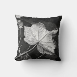 Almofada Folhas de outono em um Pond Black e White Cotton