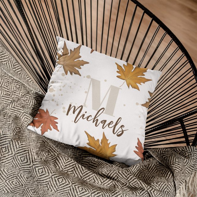 Almofada Folhas de Outono Simples Monograma  (Elegant simple Fall and Autumn leaves with monogram and name. )