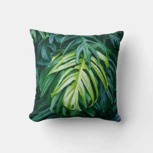 Almofada Folhas tropicais: fundo natural escuro.