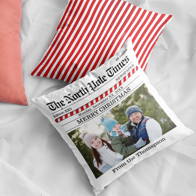 Almofada Folheto de Natal Feliz Jornal Personalizado (Christmas cute whimsical newspaper print photo throw pillow.)