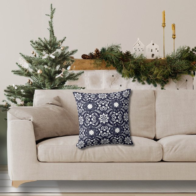 Almofada Folk Floral Marinho e Padrão Branco (Criador carregado)