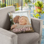 Almofada Forte e personalizada Dott.<br><div class="desc">Travesseiro de Foto Personalizada Moderno com o texto 'Não há ninguém como o GRANDMA' com uma combinação de script e tipografia sans e um coração bonito. Personalize com o nome de quem ele é. Este travesseiro funcionaria para (avô, mãe, pai, irmã etc.). Um presente de manutenção de precioso para os...</div>