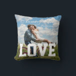 Almofada Foto de Casal com Texto de Amor Simples e Mensagem<br><div class="desc">Almofada de lançamento de fotos de casal amoroso. Procurando pela almofada de casal ideal? Esta almofada é personalizável, você pode adicionar duas fotos diferentes, os nomes do casal, um texto curto e uma palavra carinhosa como "amor". Mostre suas fotos de casamento favoritas, imagine descansar a cabeça nesta almofada cheia de...</div>