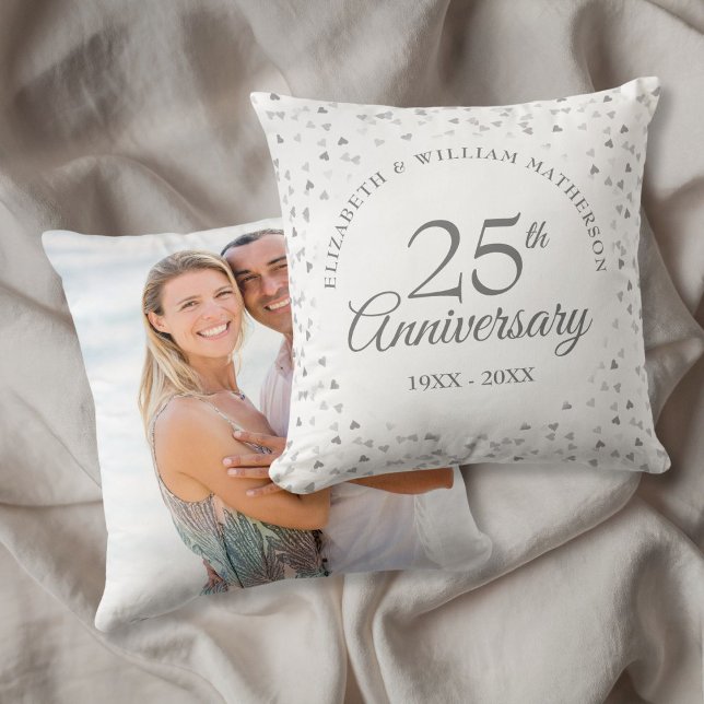 Almofada Foto de casamento do 25º aniversário Chic Silver H (25th Anniversary Wedding Photo Chic Silver Hearts Throw Pillow)
