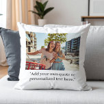 Almofada Foto de Cotação Personalizada Moderna<br><div class="desc">Crie sua própria citação personalizada e decoração do travesseiro decorativo fotográfico em casa Possui seu texto personalizado em tipografia moderna minimalista e uma de suas fotos favoritas.</div>