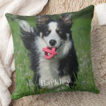 Almofada Foto de Pet Simples e Personalizada por Cão<br><div class="desc">Celebre o seu melhor amigo com o nosso travesseiro personalizado moderno e simples, perfeito para mostrar o seu querido animal de estimação de uma forma única. Com a opção de adicionar o nome do seu animal de estimação, este travesseiro é um presente excelente para a família, amigos e até mesmo...</div>