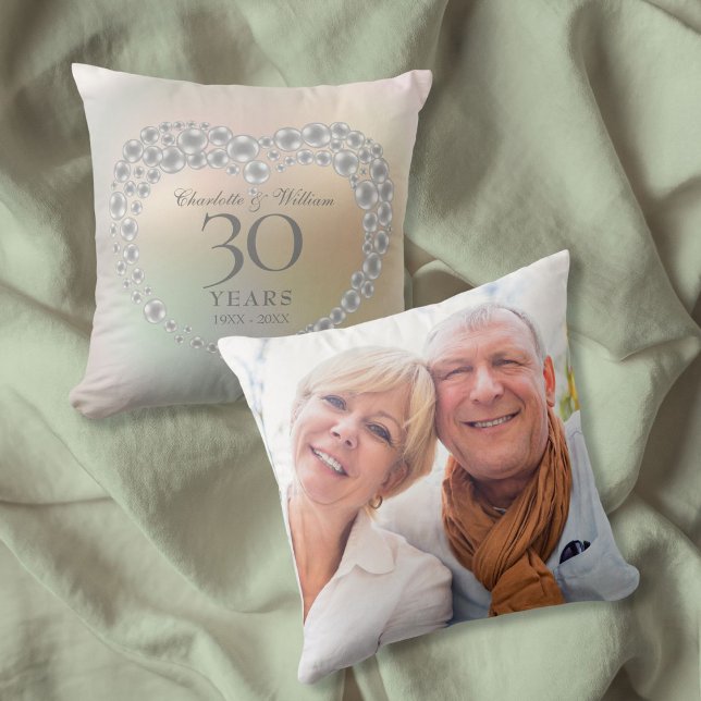 Almofada Foto do Aniversário de Casamento de Pearl 30 (Elegant Pearl 30th Wedding Anniversary Photo Throw Pillow)