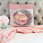 Almofada Foto do bebê moderno | Rosa e Branco | Cotação<br><div class="desc">Apresentando nossa encantadora e encantadora citação cor-de-rosa e branca do bebê bonito! Este produto adorável é perfeito para comemorar a alegria e amar o seu pequeno que traz à sua vida. Quer você esteja procurando por um coração ou um presente pensativo, esta design é exatamente o que você precisa.Compartilhe o...</div>