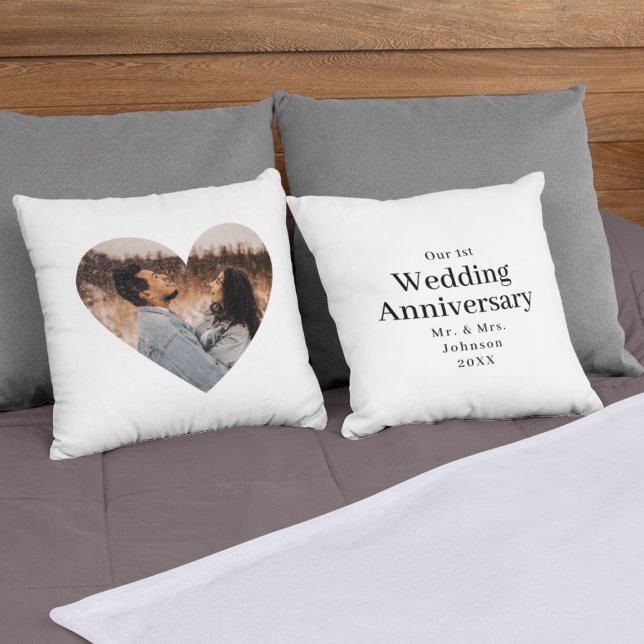 Almofada Foto do Coração do Aniversário Moderno (Modern Wedding Anniversary Heart Photo Mr Mrs Throw Pillow
)