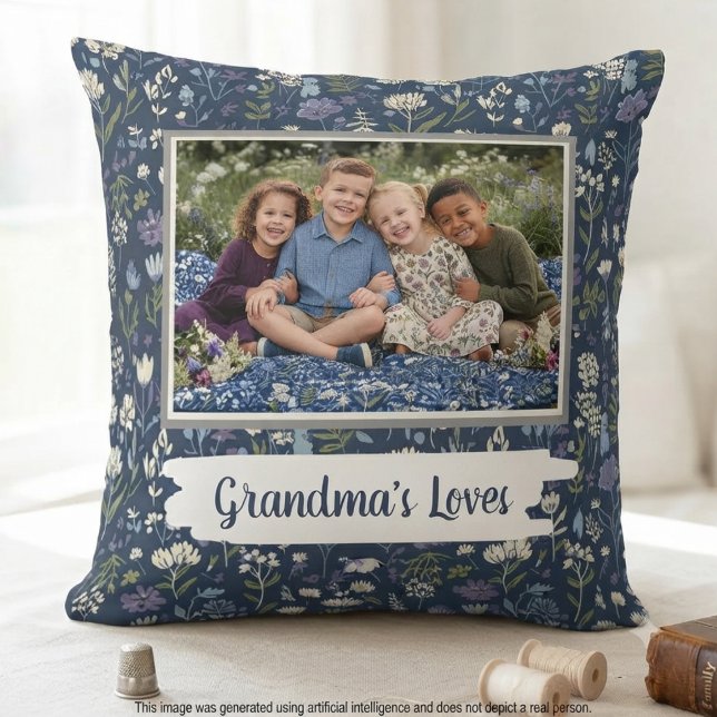 Almofada Foto Floral Marinha dos Amores da Vovó (Navy floral photo design for the world's best grandma — a sweet birthday gift for her.)