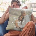 Almofada Foto moderna de 2 caracteres personalizados<br><div class="desc">Duas fotos elegantes adoram travesseiro decorativo personalizado de script. Pode fazer um presente de manutenção de na moda para um noivo ou casal de casamento ou um aniversário de família. Personalize com seu texto!</div>