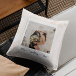 Almofada Foto moderna do casal no dia do casamento<br><div class="desc">"Transforme seus momentos de casamento inesquecíveis em uma linda lembrança com nossa Almofada de Fotos Personalizadas de Casamento. Primorosamente desenhada para incorporar suas imagens favoritas do dia do casamento, essa almofada é uma maneira única de adicionar um toque de amor e memórias à sua casa. Personalize-a com a data e...</div>