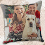 Almofada Foto Personalizada da Família Simples Natal Person<br><div class="desc">Apresentando nossa mais recente adição ao seu decoro de Natal - o travesseiro personalizado de fotos! Feito com uma design simples e moderna, esse travesseiro é perfeito para quem procura adicionar um toque de calor e familiaridade ao seu espaço de vida durante a estação festiva. Apresentando uma bela foto familiar...</div>