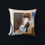 Almofada Foto personalizada do casamento Moderno do azul te<br><div class="desc">Adicione um toque pessoal ao seu espaço com este travesseiro decorativo moderno com uma foto favorita, realces de abstrato e uma data personalizada. Os tons suaves de terra e os detalhes azuis ousados criam uma na moda de combinação de design natural e contemporâneo — perfeita para aniversários, casamentos ou como...</div>