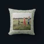 Almofada Foto personalizada do Na moda Sage Floral Modern F<br><div class="desc">Este design macio e inspirado na natureza fotografa uma foto favorita em uma delicada borda botânica sobre um fundo azul sage. Com sua paleta serena e seus motivos florais orgânicos, é perfeito para espaços familiares confortáveis, decoração personalizada ou talento pensativo. Ideal para amantes da natureza, decoradores modernos de casas de...</div>