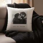 Almofada Foto Personalizada – Eu Te Amo Para Sempre<br><div class="desc">Crie um lindo objeto de recordação com esta almofada personalizada com foto,  apresentando sua foto favorita e a frase atemporal “Eu te amo para sempre”. Projetada em um estilo limpo preto e branco,  esta almofada adiciona calor,  emoção e elegância a qualquer espaço.</div>